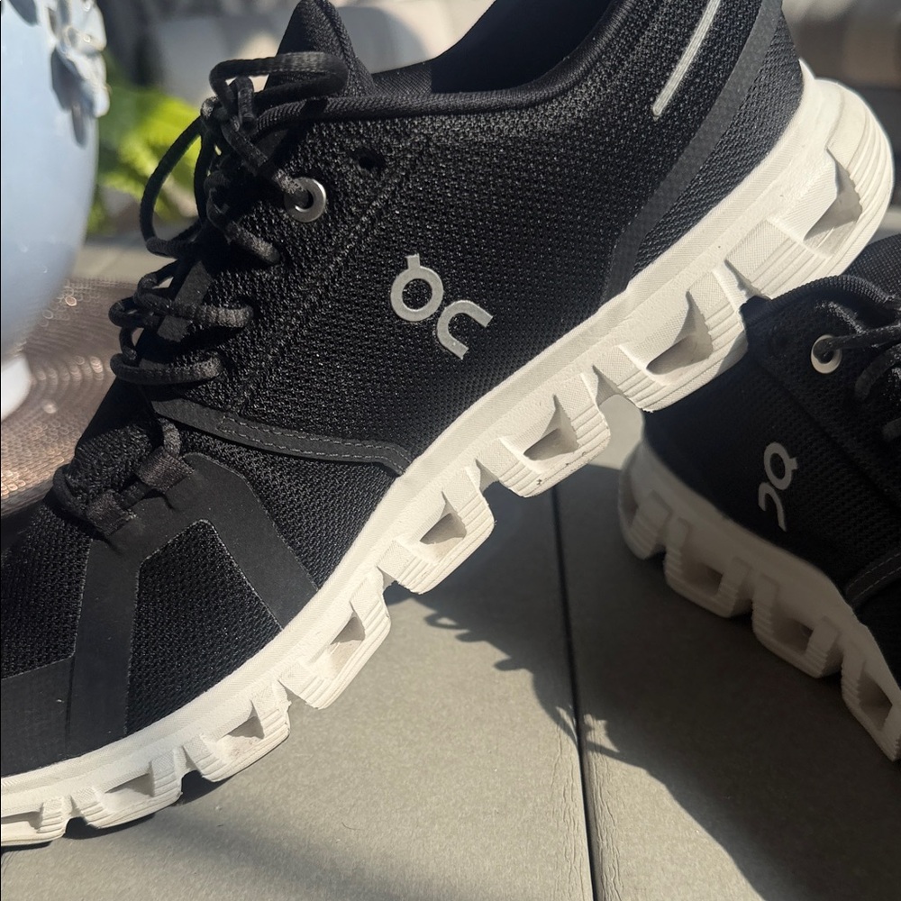 On Running Men’s Black and White Athletic Sneakers EUC